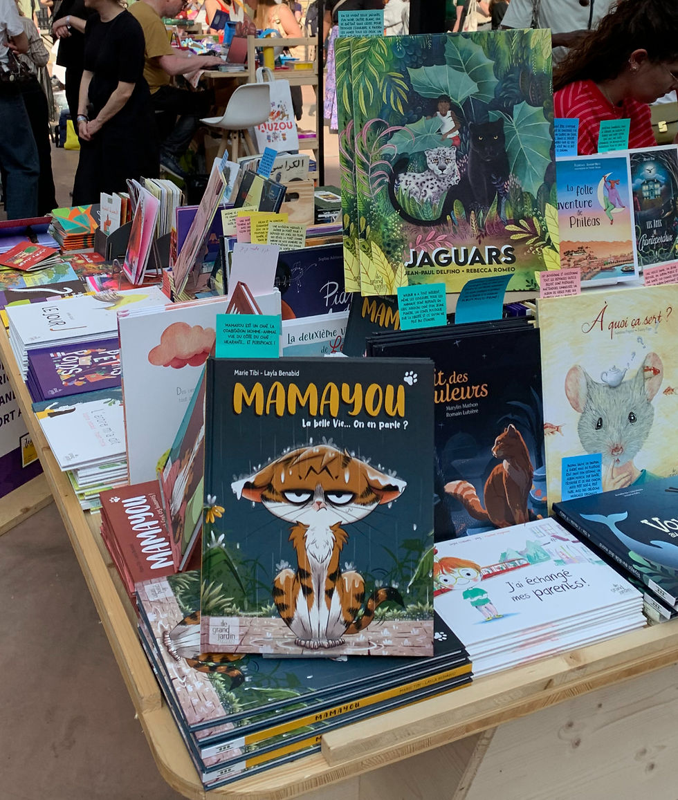 Photographie du stand des éditions du grand jardin avec un focus sur les titres Mamayou et Jaguars