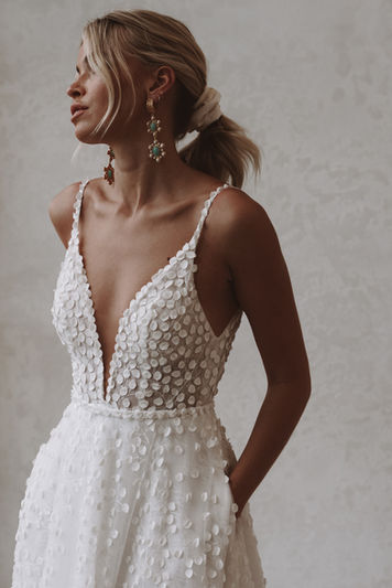 MADEWITHLOVE MADE WITH LOVE MADEWITHLOVEBRIDAL LOUIE FLOWY BRIDAL BRIDE BRIDES WEDDING DRESS BRIDAL CARLA JENKINS