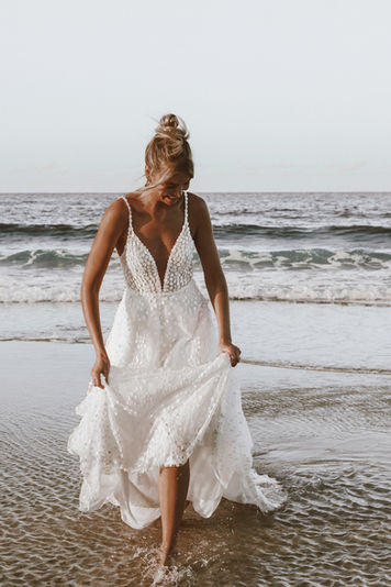 MADEWITHLOVE MADE WITH LOVE MADEWITHLOVEBRIDAL LOUIE FLOWY BRIDAL BRIDE BRIDES WEDDING DRESS BRIDAL CARLA JENKINS