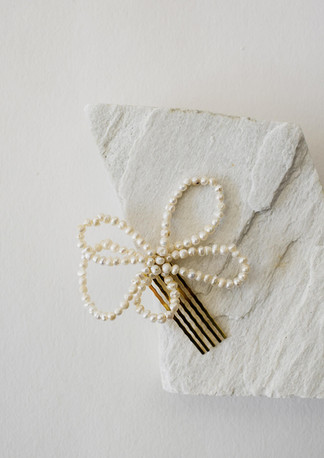 Bridal-freshwater-pearls-haircvmb-Pear-Daisy.jpeg
