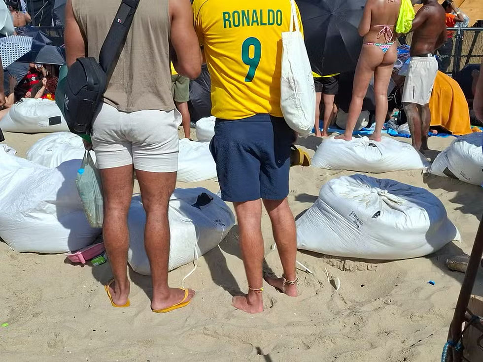 Show de Shakira em Copacabana: ambulantes vendem sacos de areia a R$ 100 como 'camarotes improvisados'