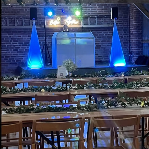 wedding singer Mia Hayes