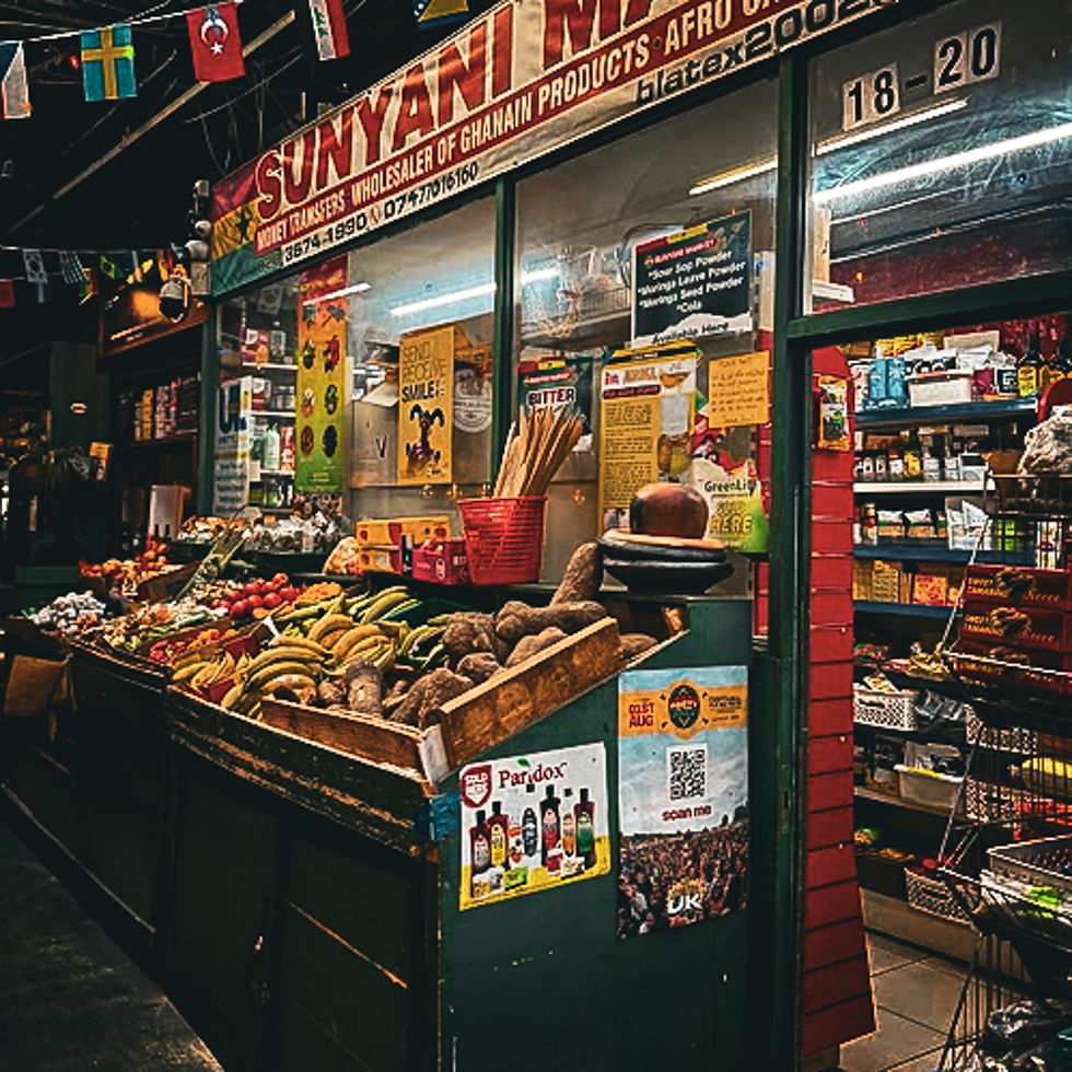 Étal de marché coloré rempli de bananes, légumes et tubercules, avec enseigne SUNYANI et panneaux, ambiance animée.