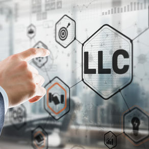 Empresário analisando a nova legislação da Flórida sobre Protected Series LLC para proteção patrimonial e estruturação empresarial