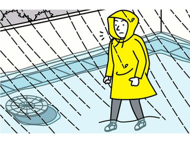 冠水した道路を歩く