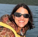 Verena Dollabela durante aula de vela para casais.