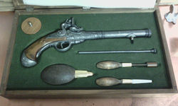Scenographic gun box