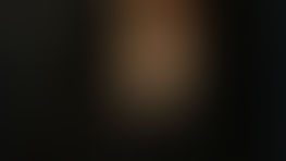 femme brune pose sur un fond noir