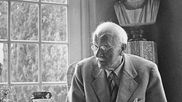 Carl Jung dans son cabinet