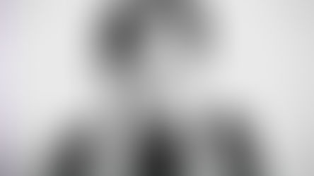 Une femme se bouchant les deux oreilles