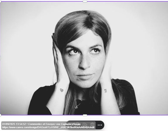 Une femme se bouchant les deux oreilles