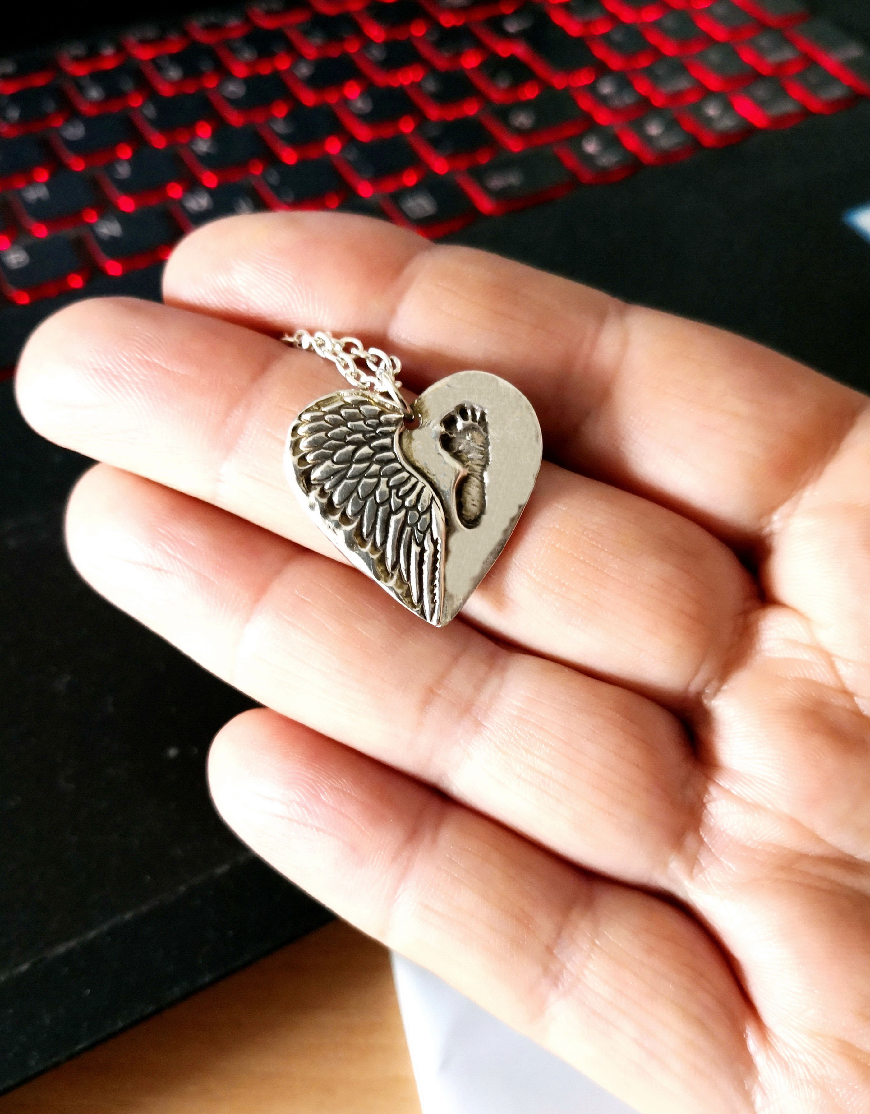 Herz Fußabdrücke Anhänger + Engelflügel Liebe Geburt Andenken