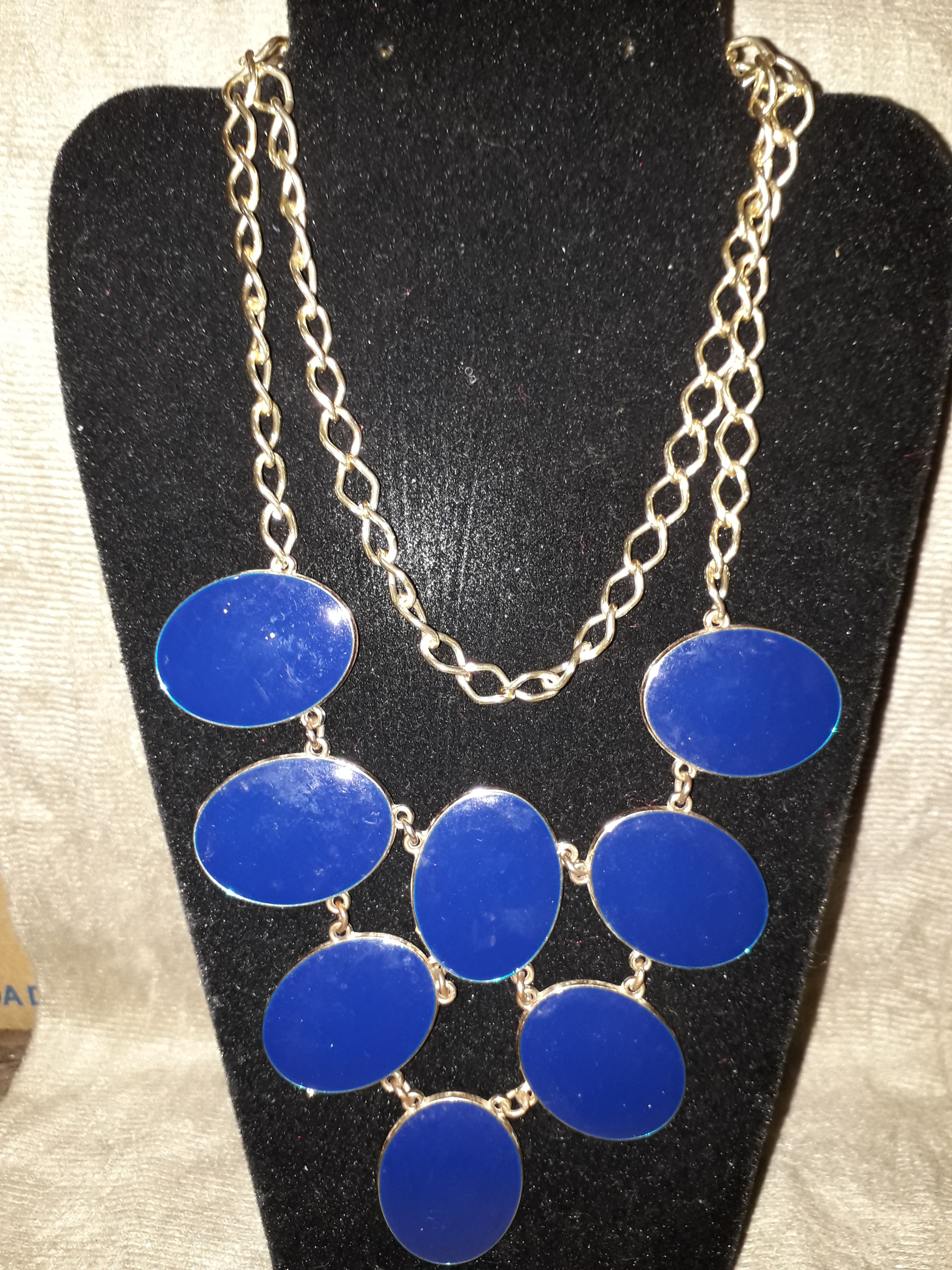 Colar dourado com pedras ovais azul escuro