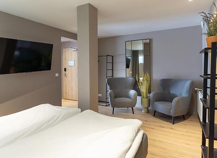 Hreint og snyrtilegt hótelherbergi eftir þrif – fagleg þjónusta frá Ice Clean West.