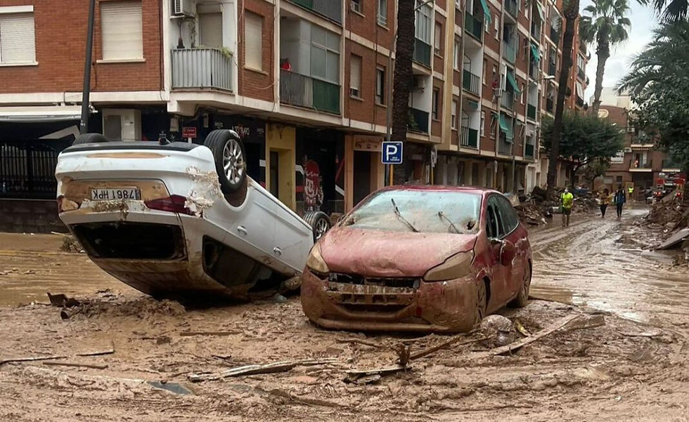 Discontent and tension in Paiporta during the visit of the King, Queen, and political leaders after flood