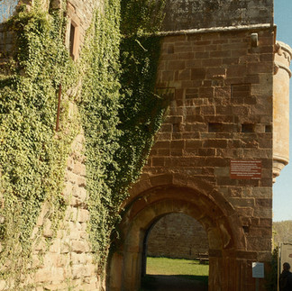 Der Turm mit dem Eingangsportal und der Kapelle,