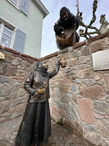 Eine Statue von zwei verkleideten Personen.