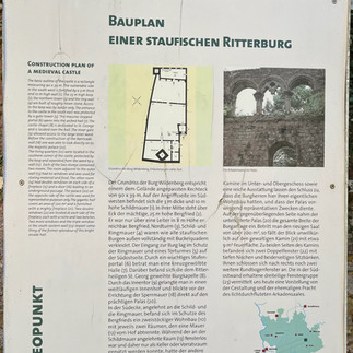 Infotafel „Bauplan einer Staufischen Ritterburg“ an der Burg Wildenberg