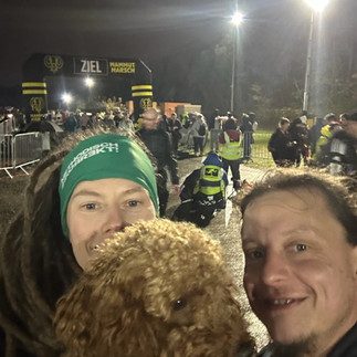 Philipp, Fiona und Cody im Ziel vom Mammutmarsch