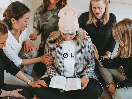 Christliche Frauen beten gemeinsam über einer geöffneten Bibel und suchen Gottes Nähe im Gebet.