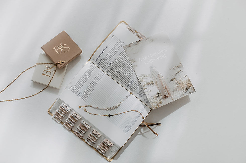 Bibel lesen für Anfänger mit markierter Bibel, Schmuck und christlichen Karten in ruhiger Atmosphäre