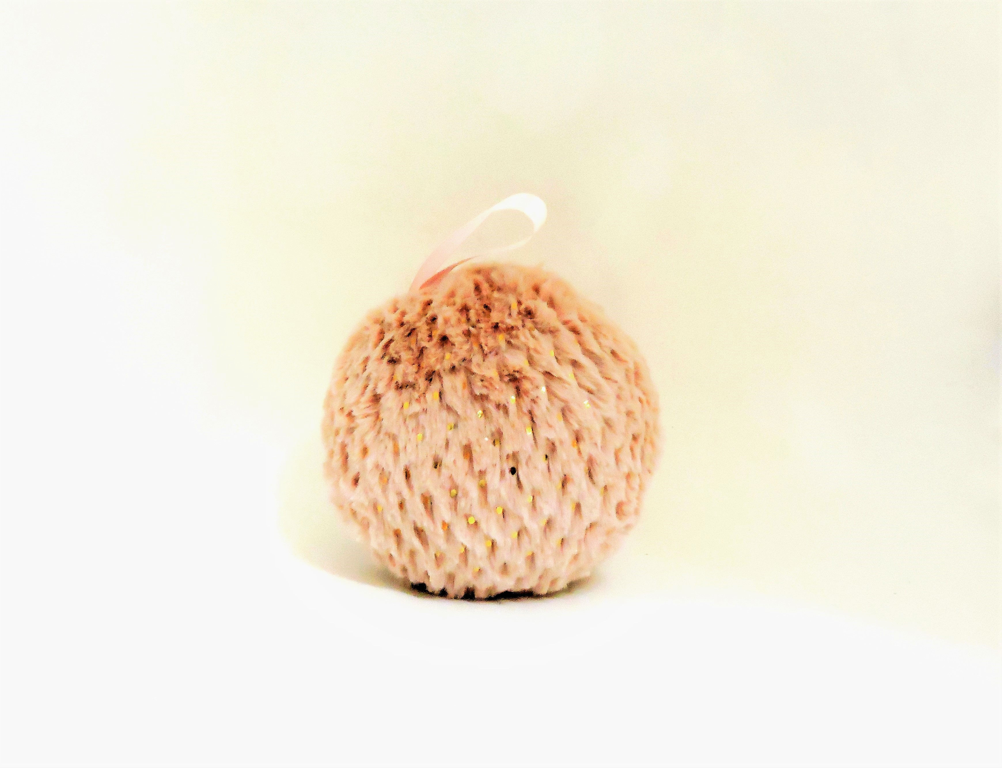 esfera rosa peluche con detalles dorados