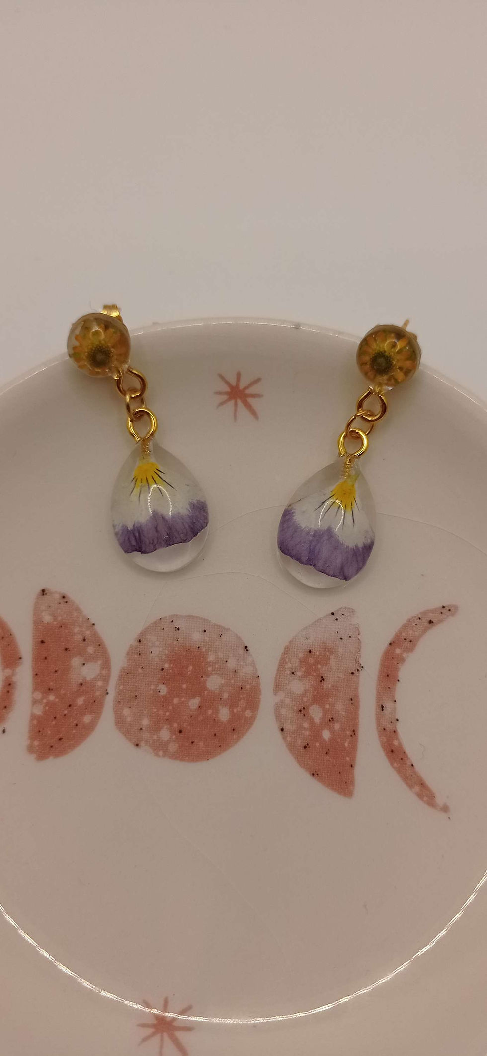 Miniature : Boucles d'oreilles en forme de gouttes pensées et zinnia