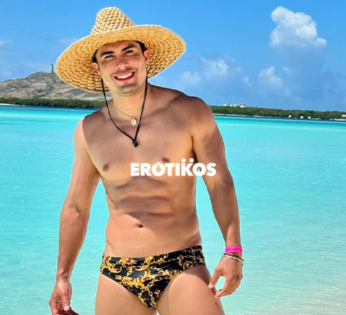 hombre musculoso gay sexy en la cama