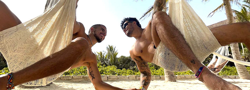 hombre musculoso gay sexy en la cama