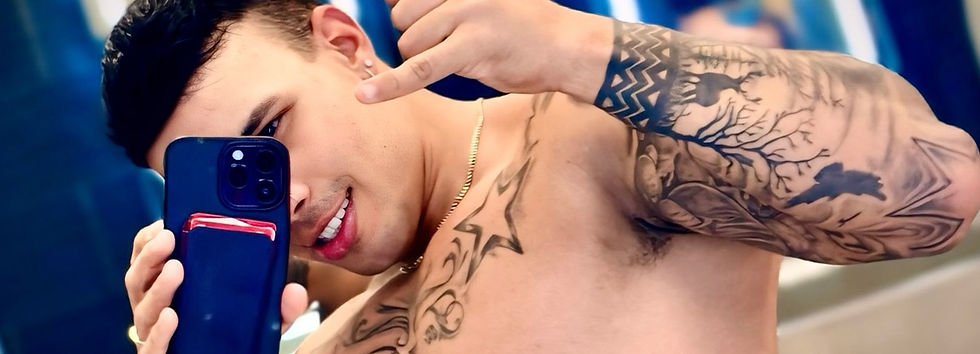 hombre gay sensual atractivo acostado en la cama desnudo