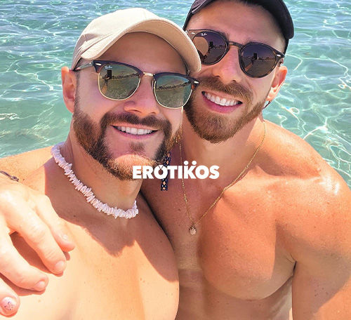 hombre musculoso gay sexy en la cama