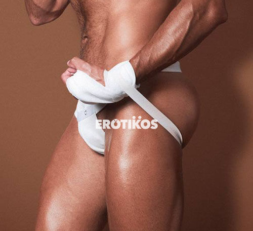 hombre gay desnudo cuida su próstata