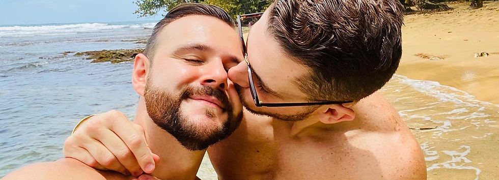 hombre musculoso gay sexy en la cama