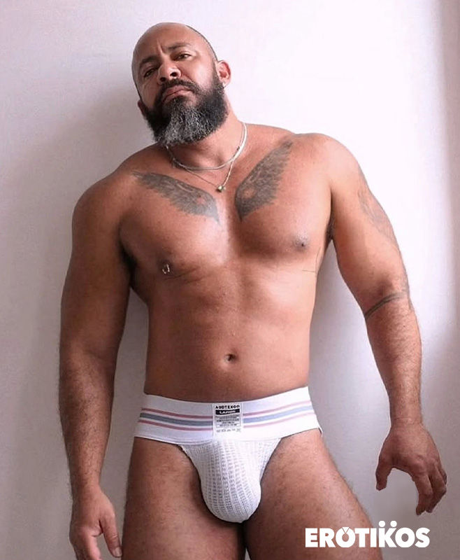 hombre gay sensual atractivo acostado en la cama desnudo
