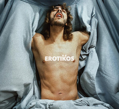 hhhhombre gay desnudo sensual posa frente a la cámara