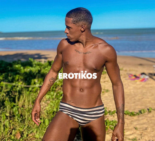 hombre gay sensual atractivo acostado en la cama desnudo