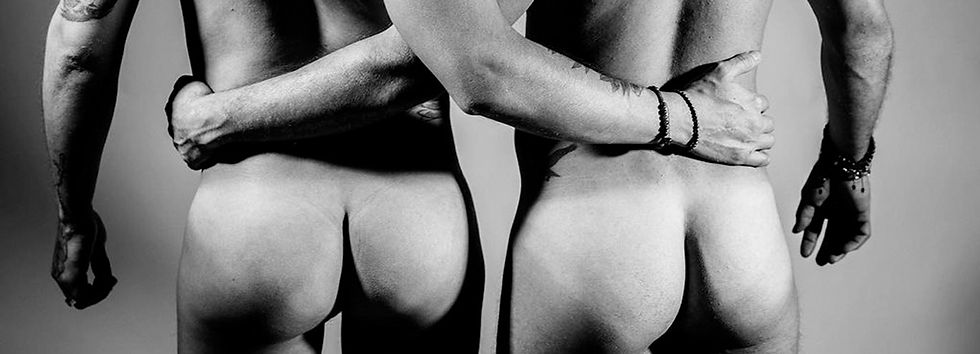 hombre musculoso gay sexy en la cama