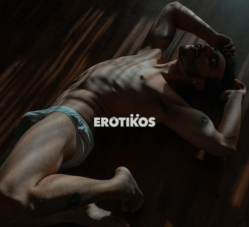 hombre gay desnudo sensual posa frente a la cámara