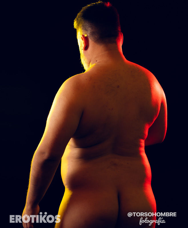 hombre gay sensual atractivo acostado en la cama desnudo
