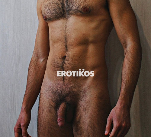 Hombre gay desnudo ejercita el suelo pélvico