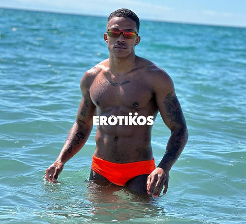 hombre gay sensual atractivo acostado en la cama desnudo