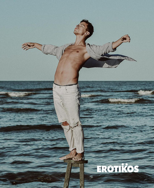 hombre gay sensual atractivo acostado en la cama desnudo