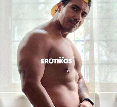 hombre musculoso gay sexy en la cama