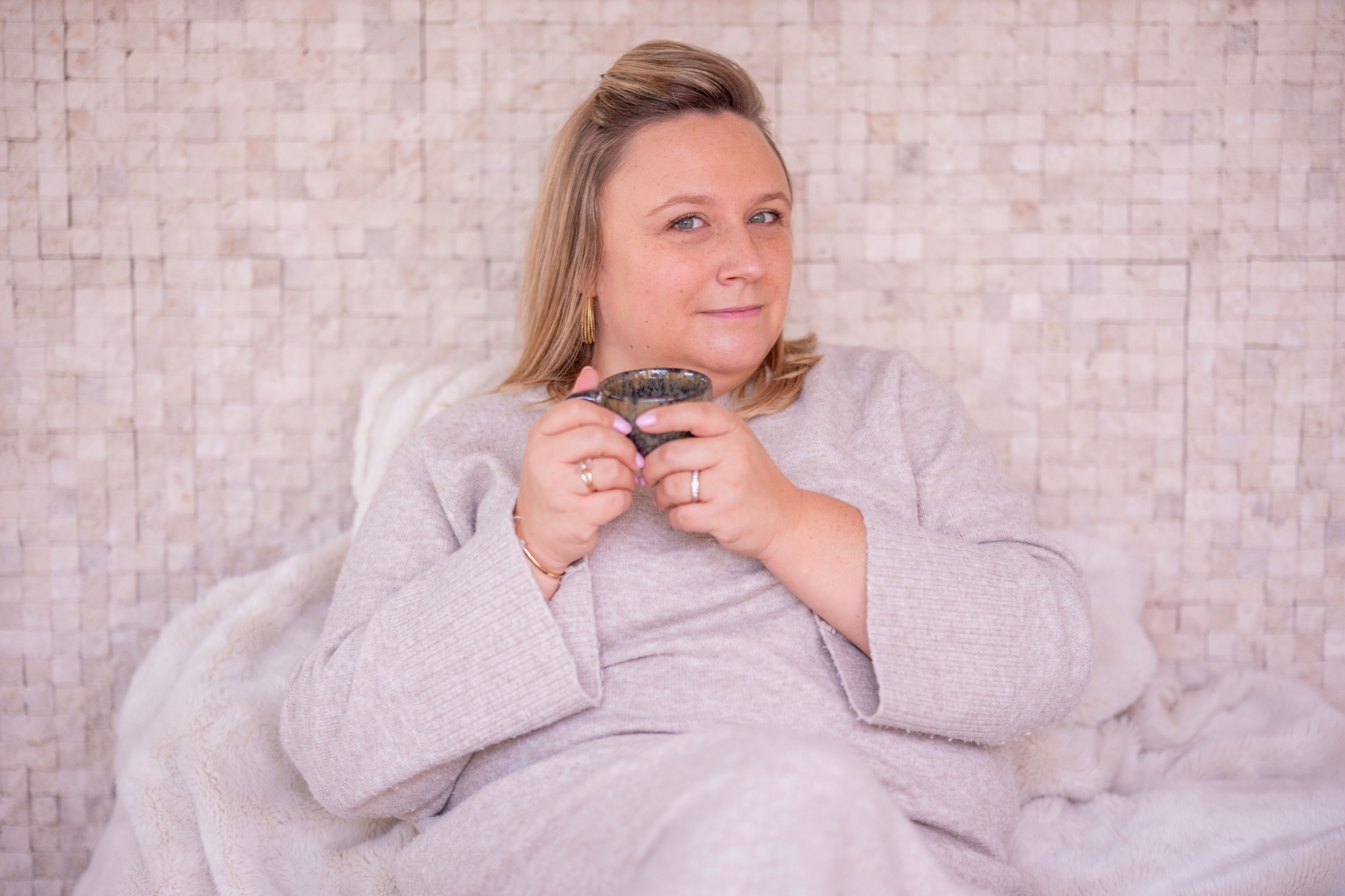 vrouw gebruikt essentiële olie