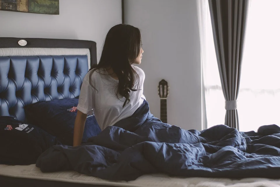 Woman-sitting-up-in-bed