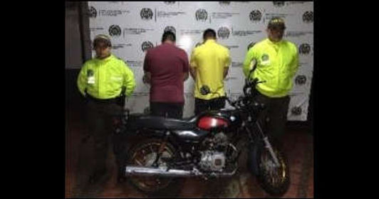 CAPTURADOS DOS SUJETOS CON MOTO ROBADA