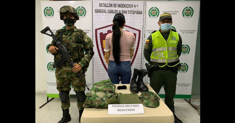 Mujer que se hacia pasar por Militar fue Capturada
