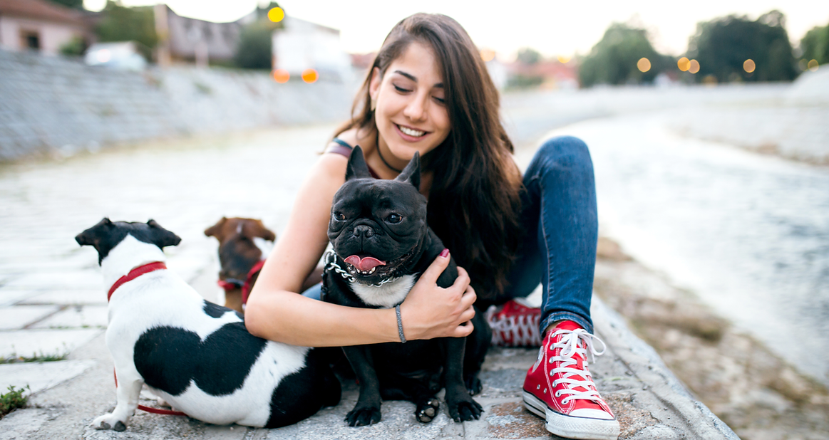 Chica con perros