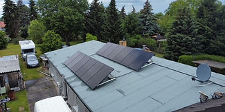 Ein Flachdach mit speziell angepassten Solarmodulen, die in einem optimalen Winkel für maximale Energieeffizienz montiert wurden. Das Bild zeigt eine kreative Lösung für begrenzte Dachflächen. Es repräsentiert die maßgeschneiderten Sonderlösungen, die Solartechnik Berlin für anspruchsvolle Projekte und individuelle Anforderungen anbietet.