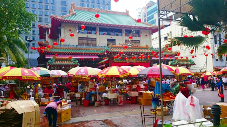 Vendors outside Kwan Im Thong Hood Cho Temple